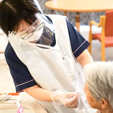 看護師による口腔チェックの様子