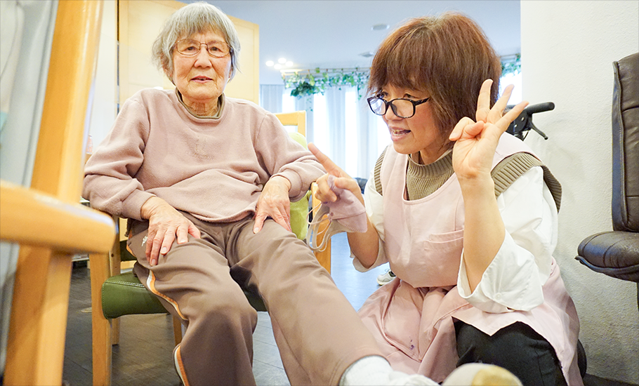 職員が利用者さまにリハビリ指導